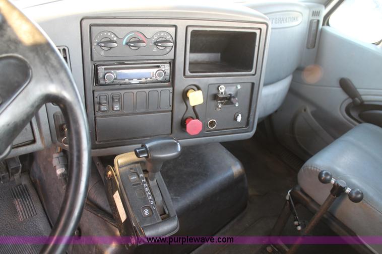image for item J1362 2004 International TranStar 8600 semi truck
