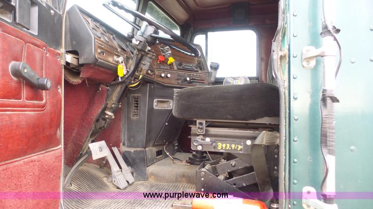 image for item J4550 1985 Freightliner semi truck