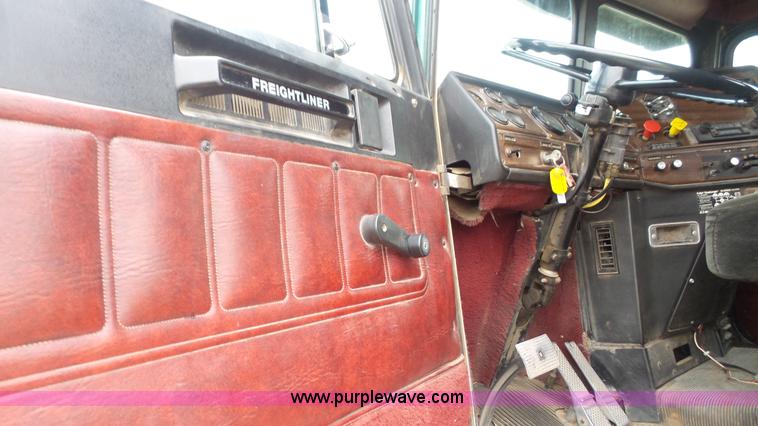 image for item J4550 1985 Freightliner semi truck
