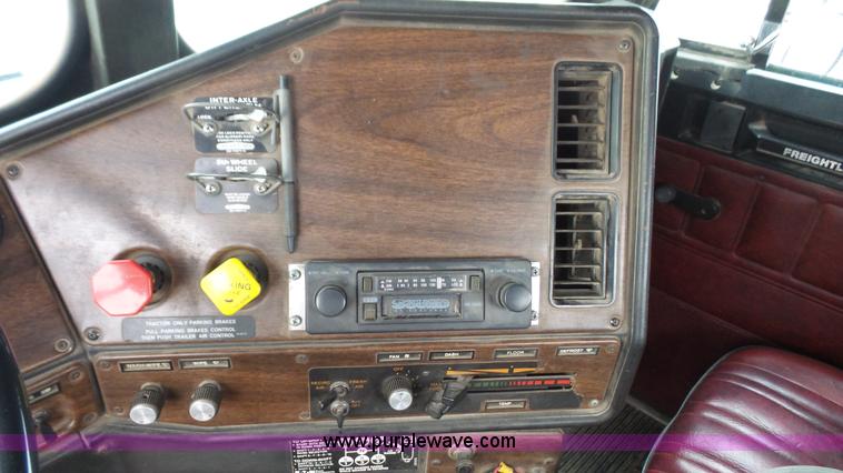 image for item J4550 1985 Freightliner semi truck
