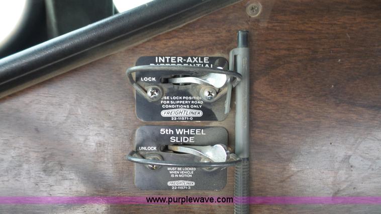 image for item J4550 1985 Freightliner semi truck