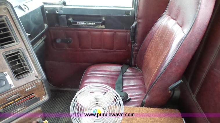 image for item J4550 1985 Freightliner semi truck