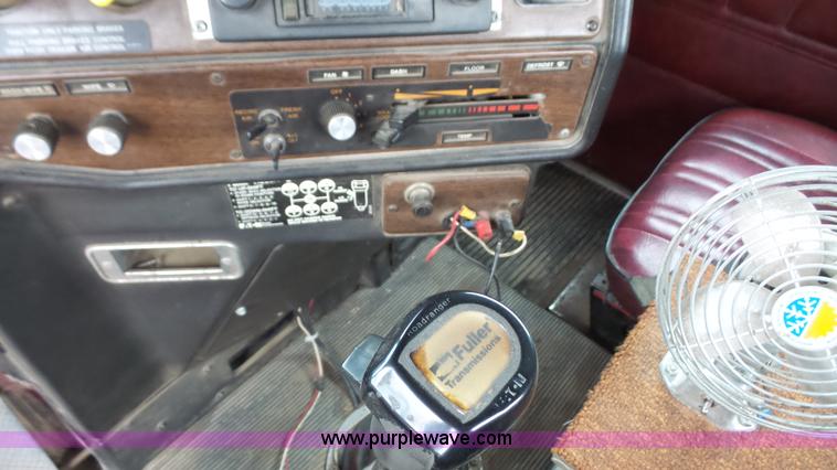 image for item J4550 1985 Freightliner semi truck