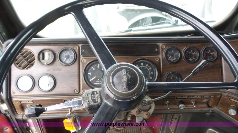 image for item J4550 1985 Freightliner semi truck