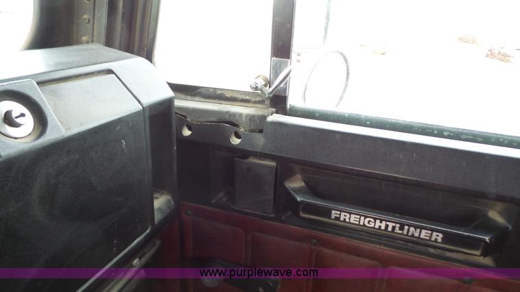 image for item J4550 1985 Freightliner semi truck