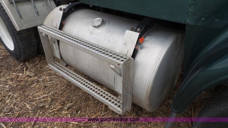 image for item J4550 1985 Freightliner semi truck