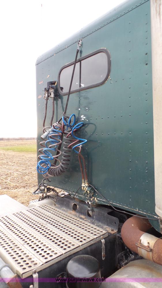 image for item J4550 1985 Freightliner semi truck