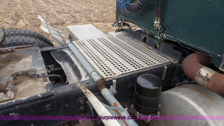 image for item J4550 1985 Freightliner semi truck