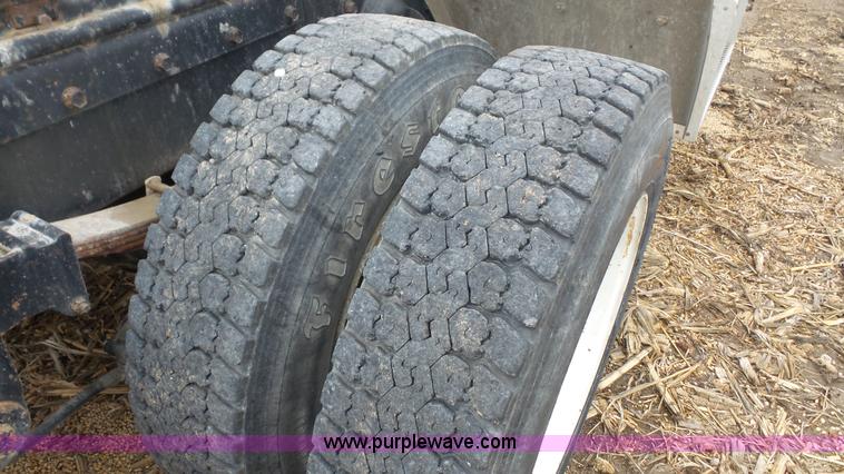 image for item J4550 1985 Freightliner semi truck