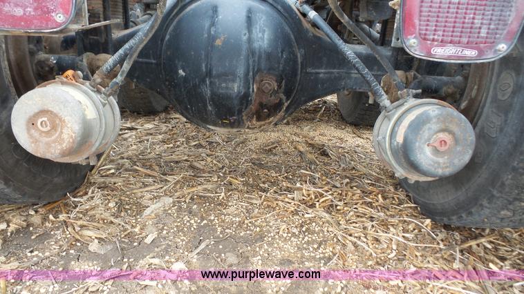 image for item J4550 1985 Freightliner semi truck