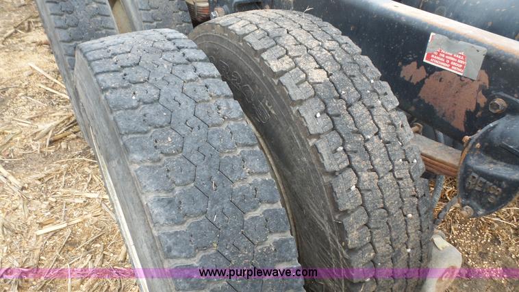 image for item J4550 1985 Freightliner semi truck