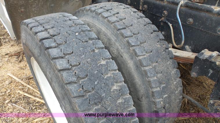 image for item J4550 1985 Freightliner semi truck