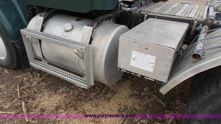 image for item J4550 1985 Freightliner semi truck