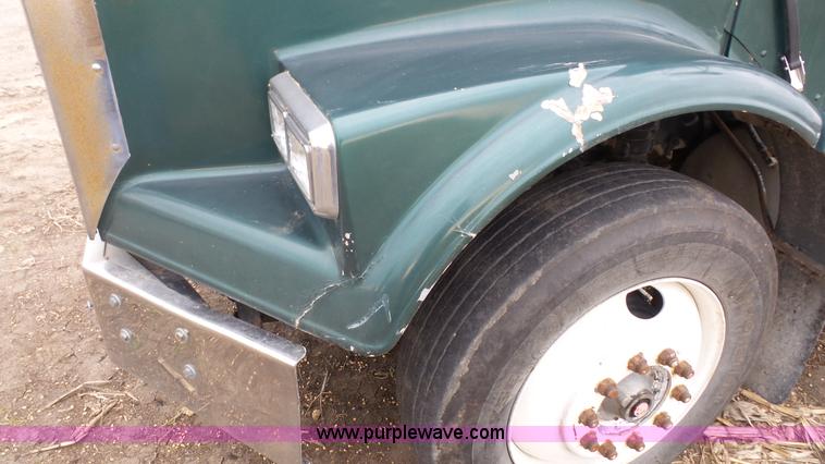 image for item J4550 1985 Freightliner semi truck