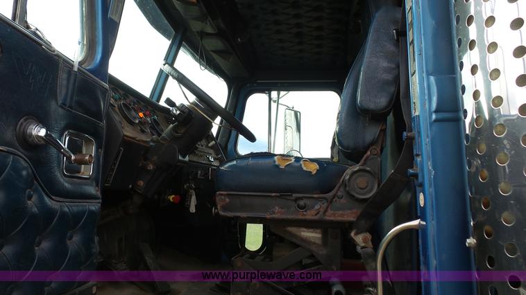 image for item J4596 1995 Western Star 4964F fertilizer/seed tender truck