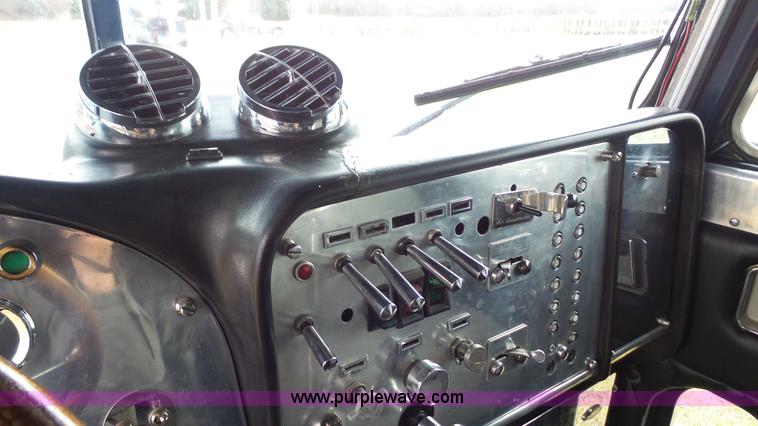 image for item J4597 1984 Peterbilt 359 semi truck