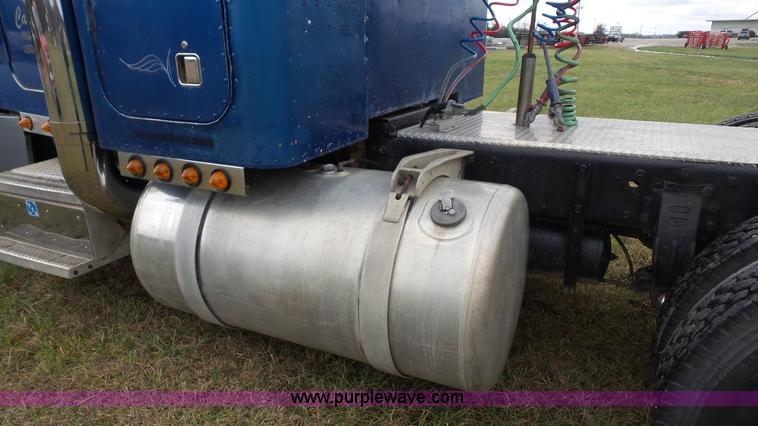 image for item J4597 1984 Peterbilt 359 semi truck