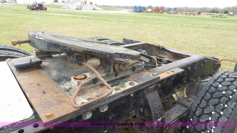 image for item J4597 1984 Peterbilt 359 semi truck