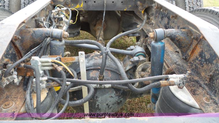 image for item J4597 1984 Peterbilt 359 semi truck