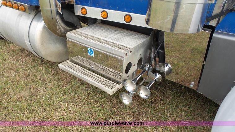 image for item J4597 1984 Peterbilt 359 semi truck