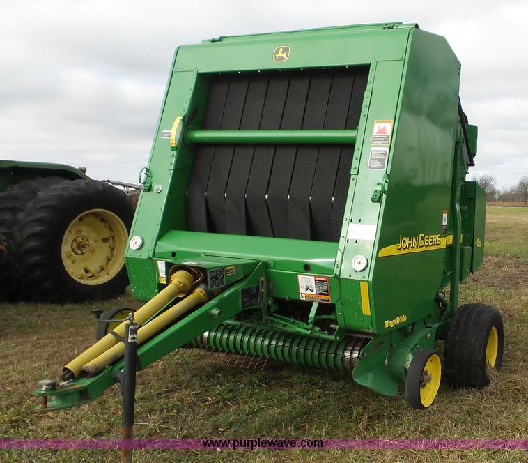 image for item J4601 2002 John Deere 567 round baler