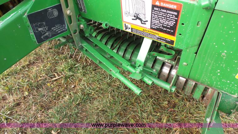 image for item J4601 2002 John Deere 567 round baler