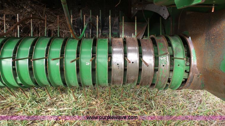 image for item J4601 2002 John Deere 567 round baler