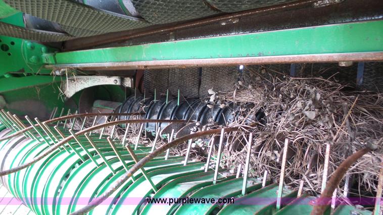 image for item J4601 2002 John Deere 567 round baler