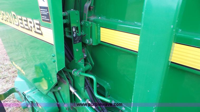 image for item J4601 2002 John Deere 567 round baler