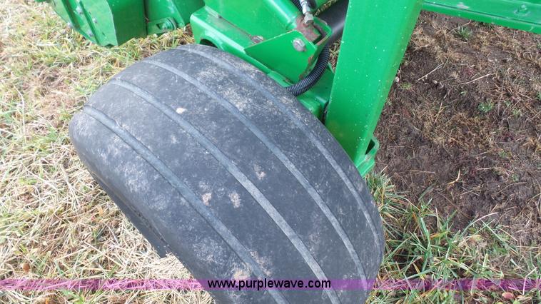 image for item J4601 2002 John Deere 567 round baler
