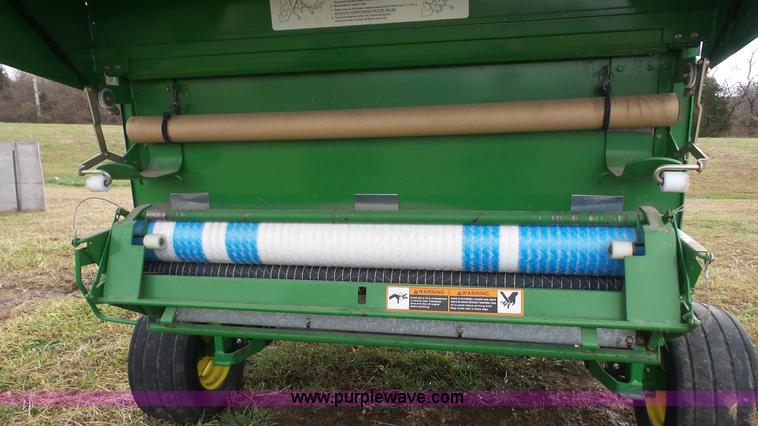 image for item J4601 2002 John Deere 567 round baler