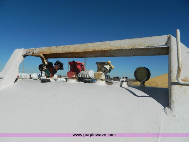 image for item J5177 Anhydrous ammonia nurse tank