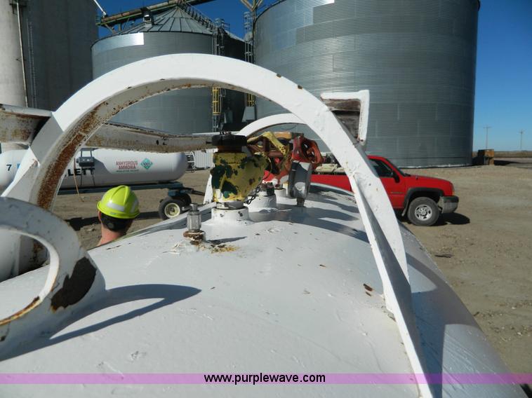 image for item J5189 Anhydrous ammonia nurse tank