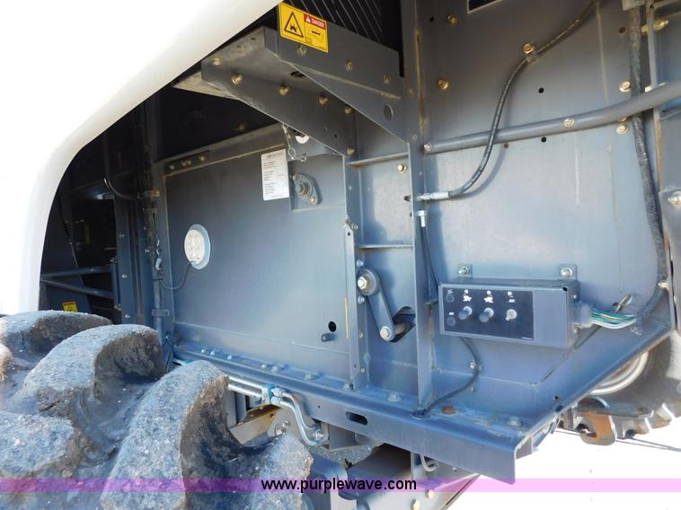 image for item J6832 2009 Massey-Ferguson 9795 combine