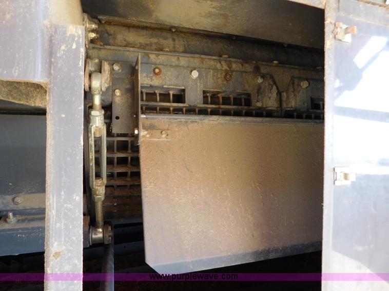 image for item J6832 2009 Massey-Ferguson 9795 combine