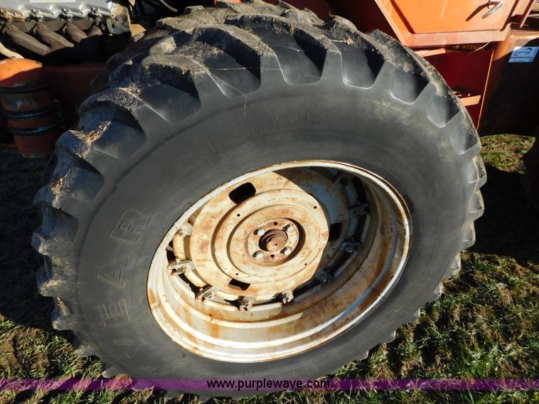 image for item J6835 1976 Massey-Ferguson 1805 4WD tractor