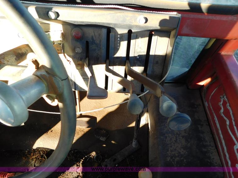 image for item J6835 1976 Massey-Ferguson 1805 4WD tractor