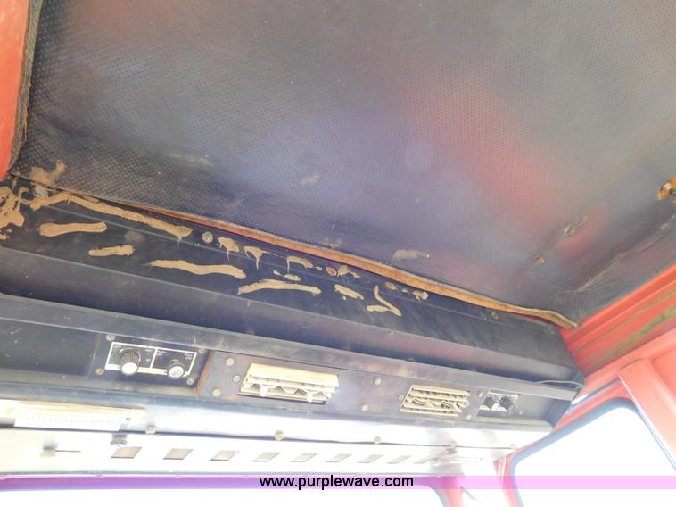 image for item J6835 1976 Massey-Ferguson 1805 4WD tractor