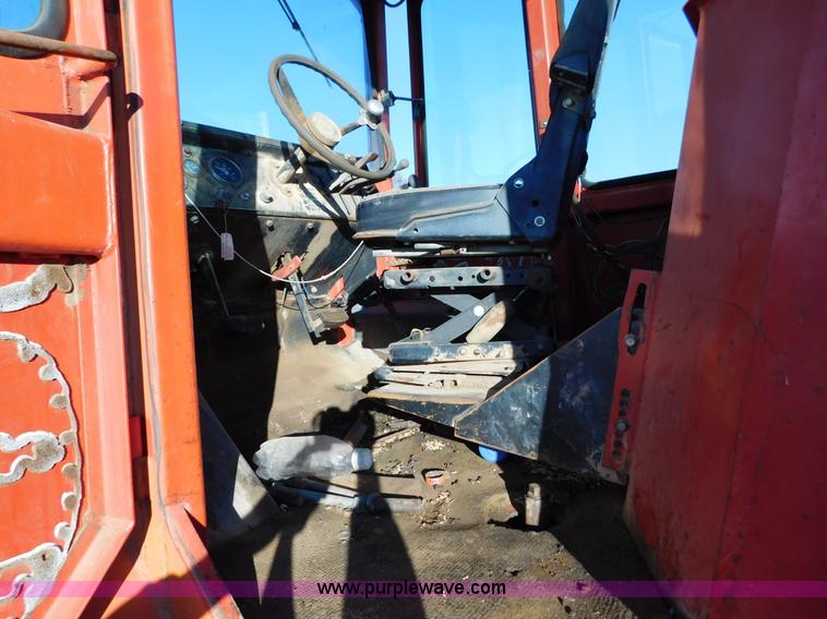 image for item J6835 1976 Massey-Ferguson 1805 4WD tractor