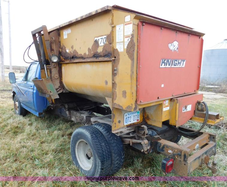 image for item J7452 1993 Ford F350 feed truck