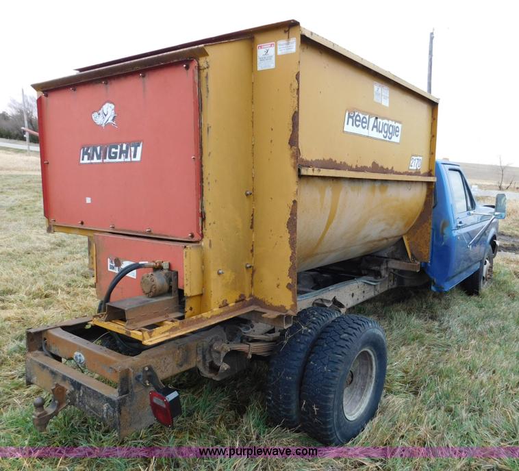 image for item J7452 1993 Ford F350 feed truck