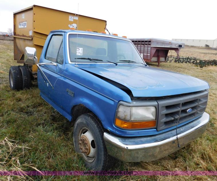image for item J7452 1993 Ford F350 feed truck
