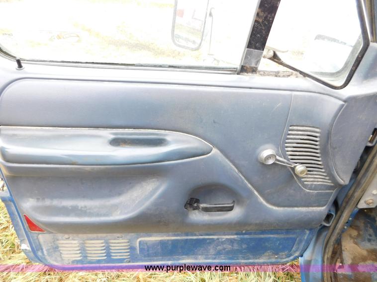 image for item J7452 1993 Ford F350 feed truck