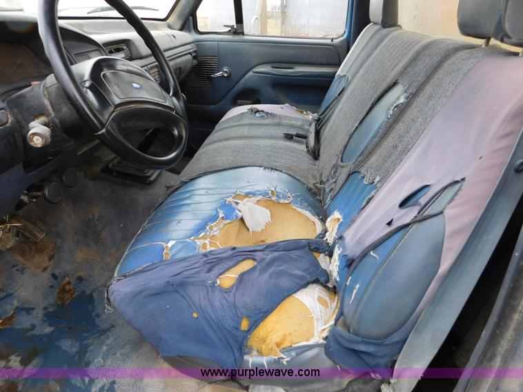 image for item J7452 1993 Ford F350 feed truck