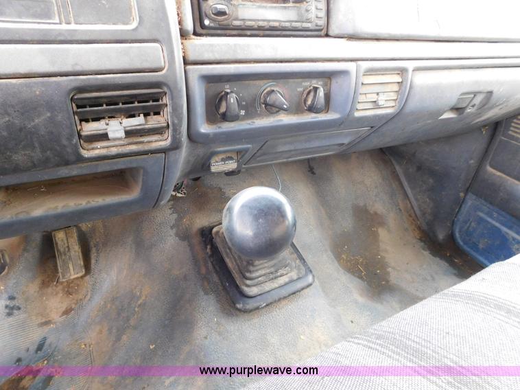 image for item J7452 1993 Ford F350 feed truck