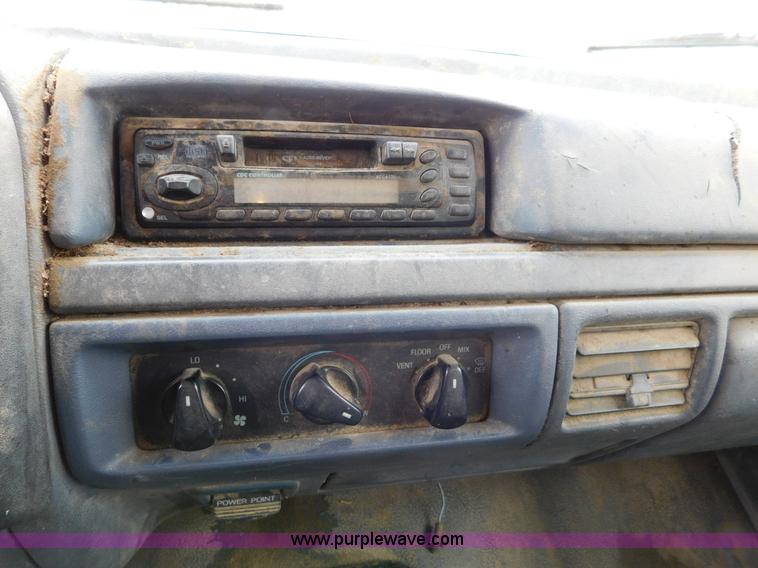 image for item J7452 1993 Ford F350 feed truck