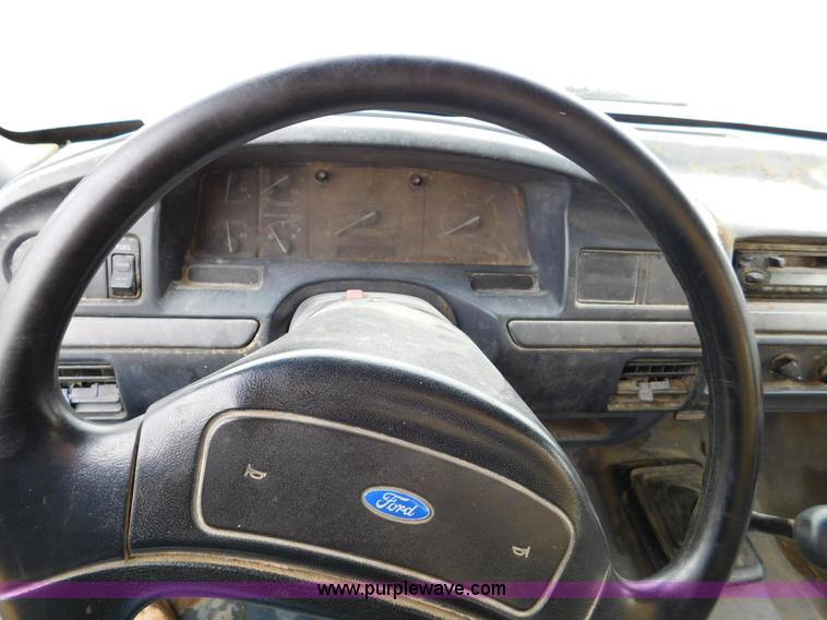 image for item J7452 1993 Ford F350 feed truck