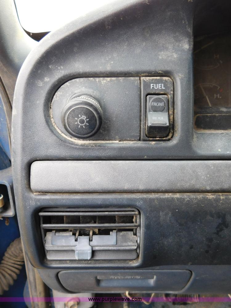 image for item J7452 1993 Ford F350 feed truck