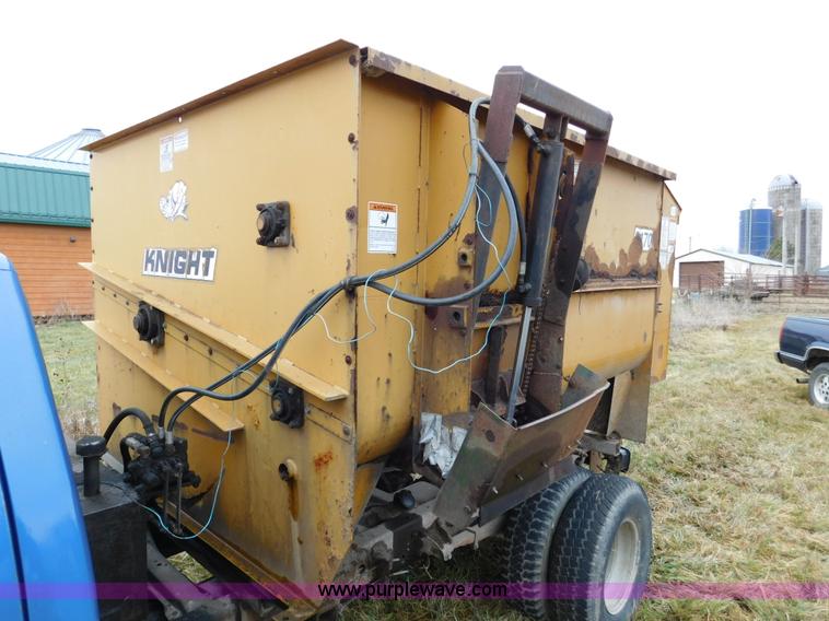 image for item J7452 1993 Ford F350 feed truck