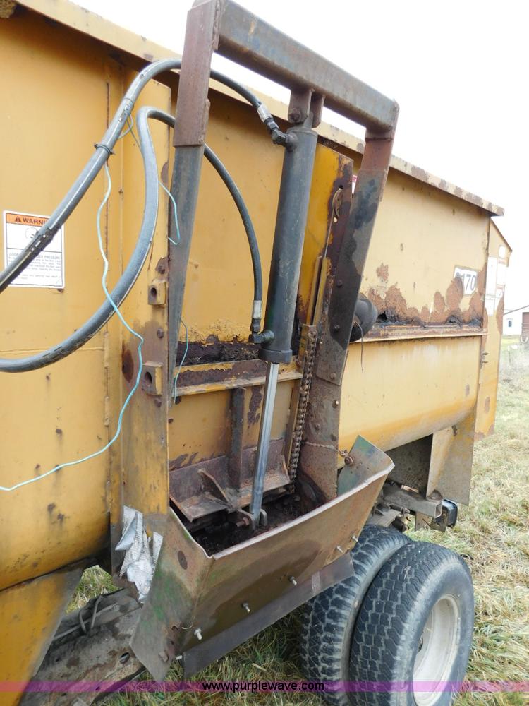 image for item J7452 1993 Ford F350 feed truck